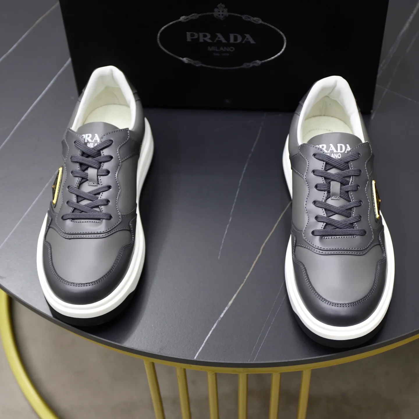 Factory price: 740💰Top original order Brand: PRADA (Prada) Standard code: Men's size 38/44 (45 can be customized) Grade: Same as the official website Material: Original cowhide stitching imported cowhide lining Original combination two-color wear-resistant soft outsole Style category: Leisure and sports version Young fashion European and American trend British style Color: Real picture color